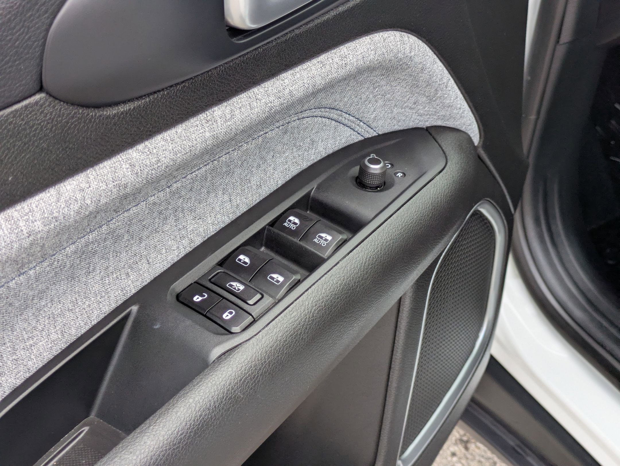 Used 2025 Jeep Compass Sport image 12