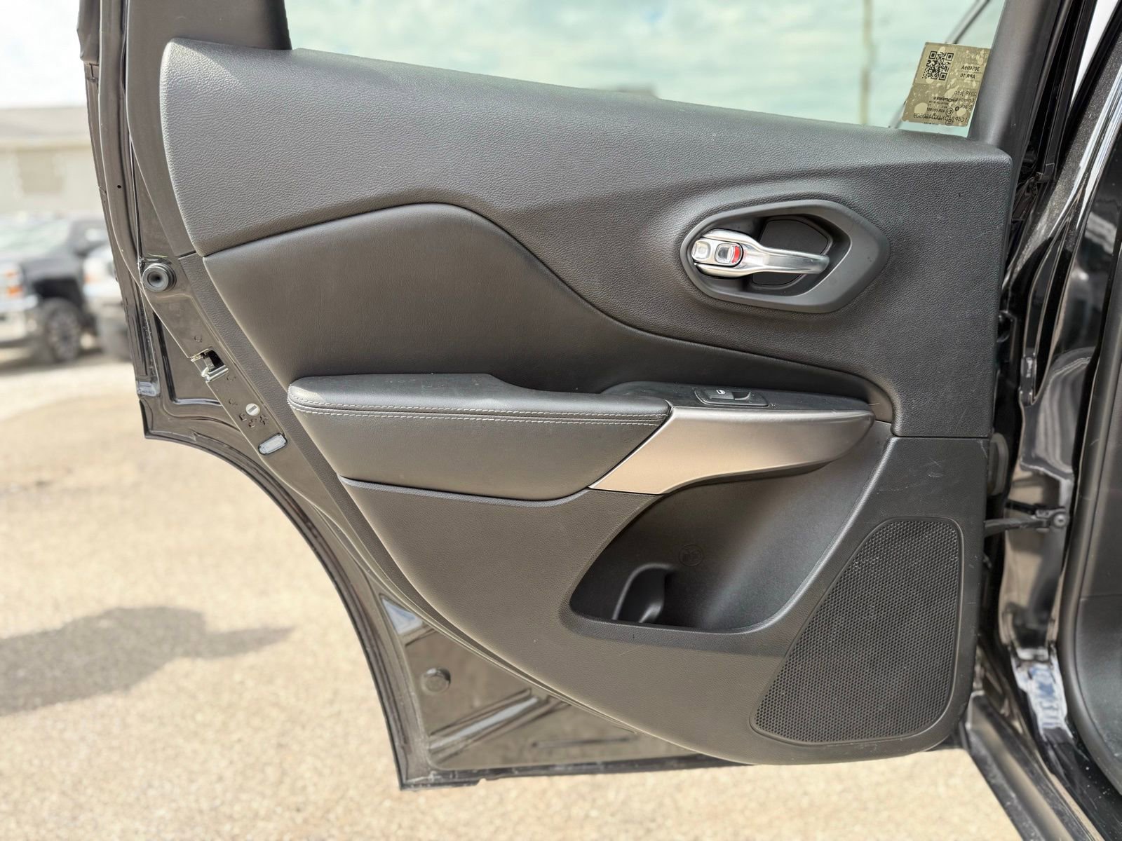 Used 2019 Jeep Cherokee Limited image 19