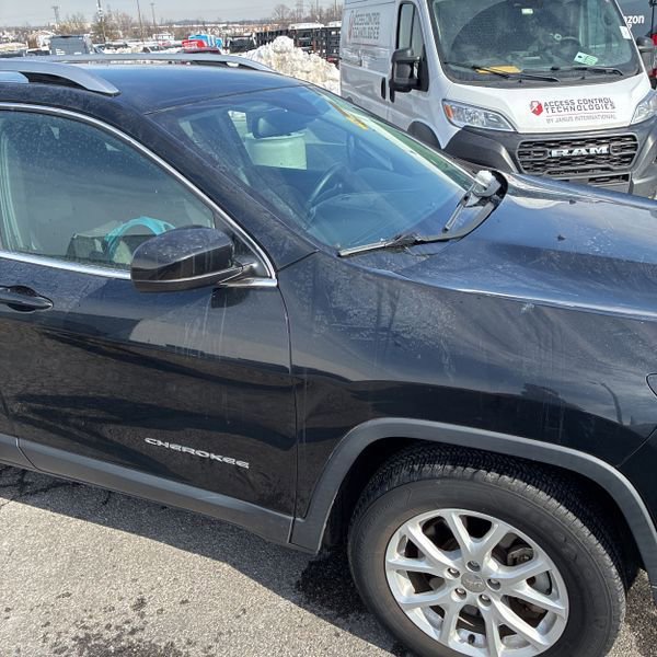 Used 2018 Jeep Cherokee Latitude w/ Cold Weather Group image 16