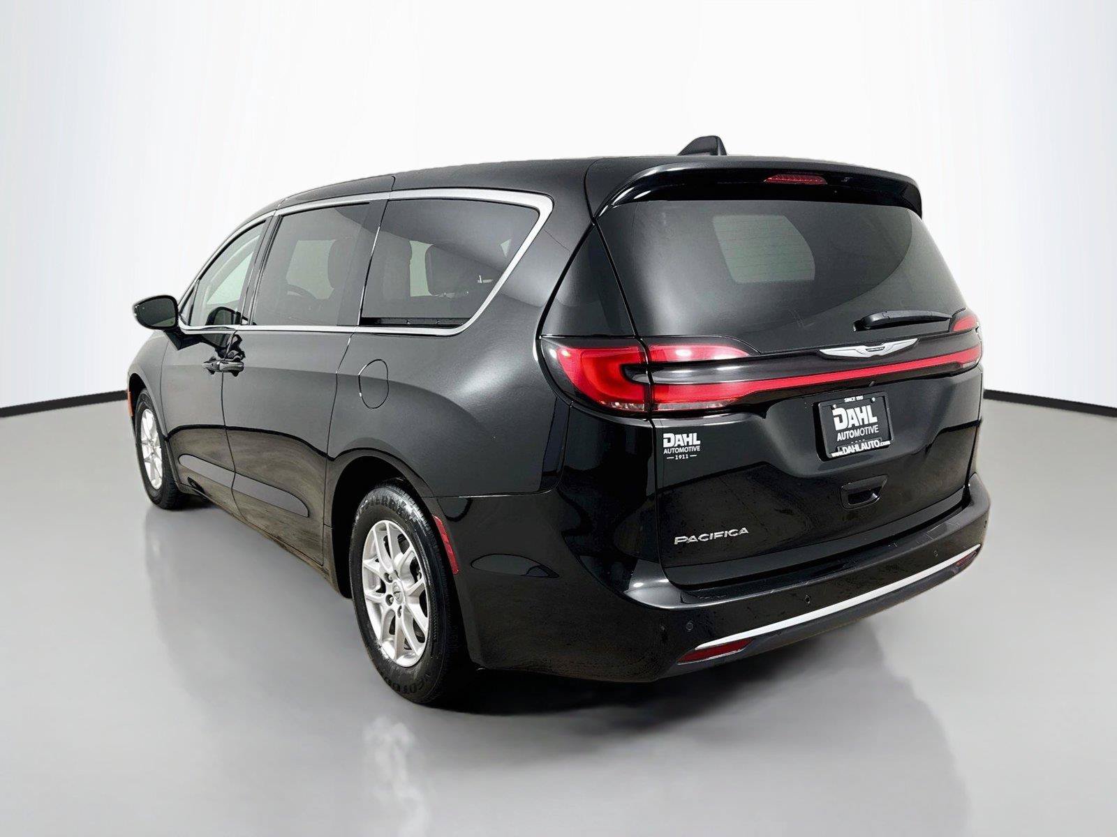 Used 2024 Chrysler Pacifica Touring-L FWD image 10