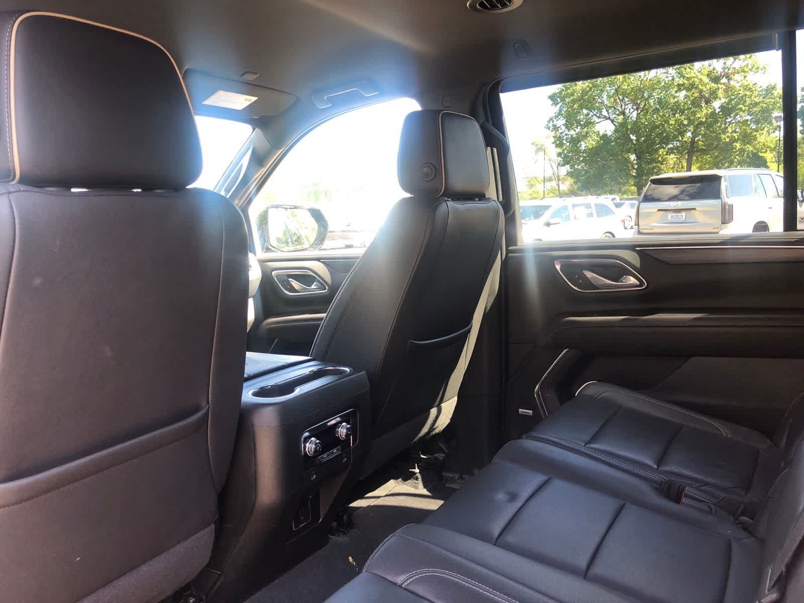 Used 2023 GMC Yukon XL SLT AWD/4WD image 6