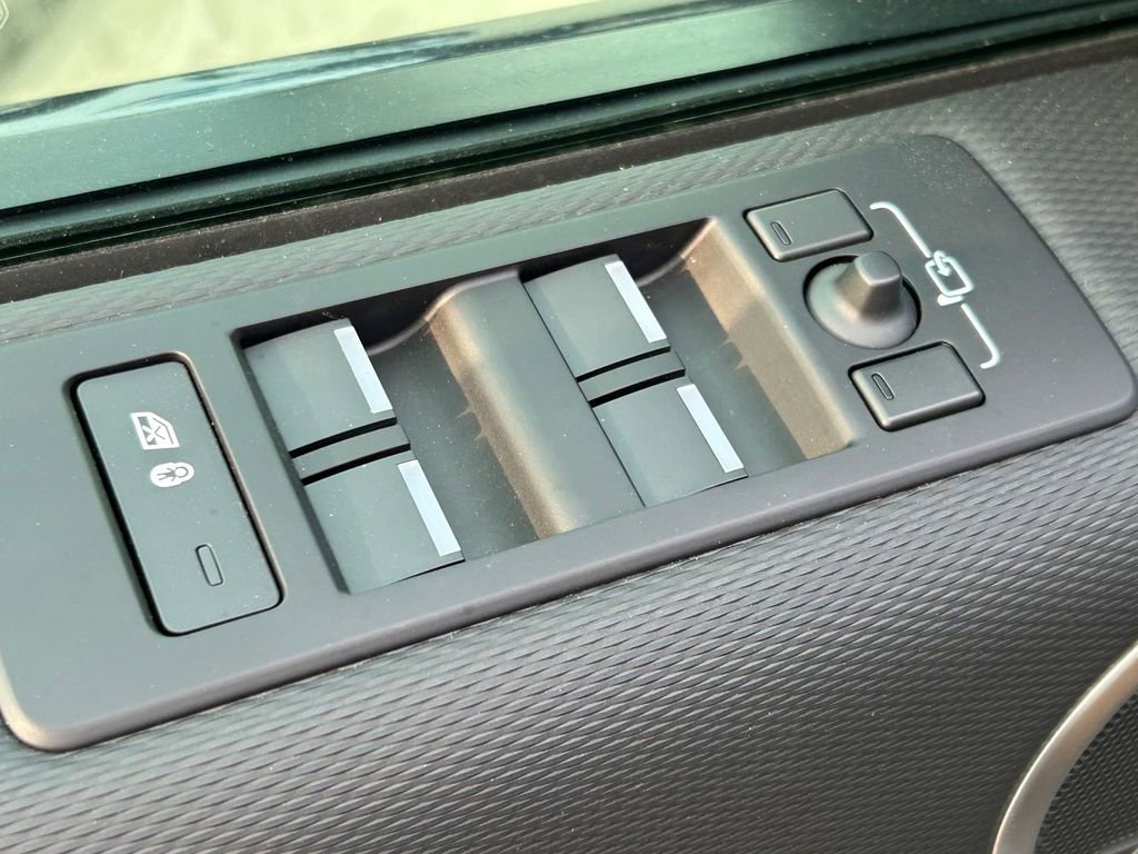 Used 2024 Land Rover Discovery Dynamic SE image 25