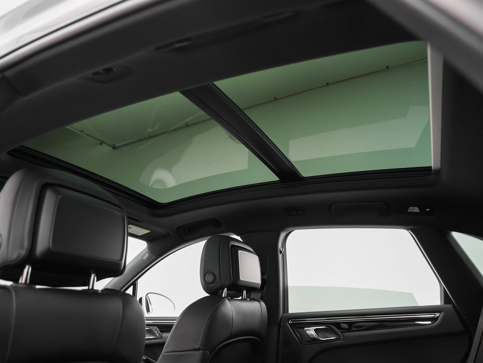 Certified 2025 Porsche Macan AWD/4WD image 41