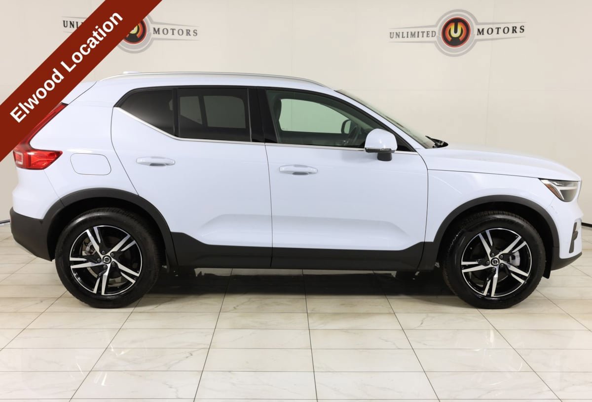 Used 2025 Volvo XC40 B5 Core AWD/4WD image 2