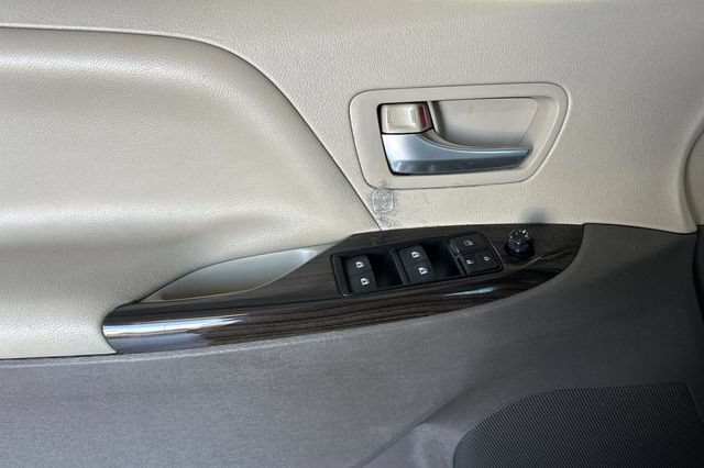 Used 2016 Toyota Sienna XLE w/ XLE Navigation Package FWD image 12