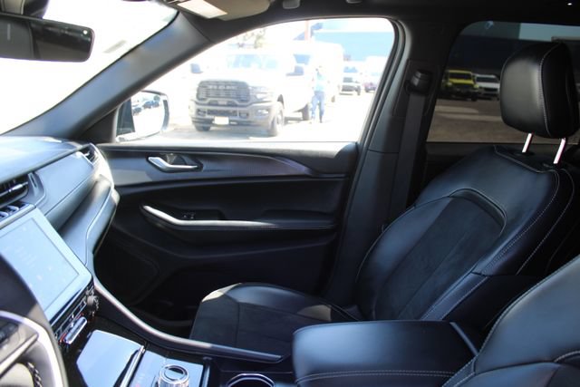 Used 2025 Jeep Grand Cherokee Altitude RWD image 43