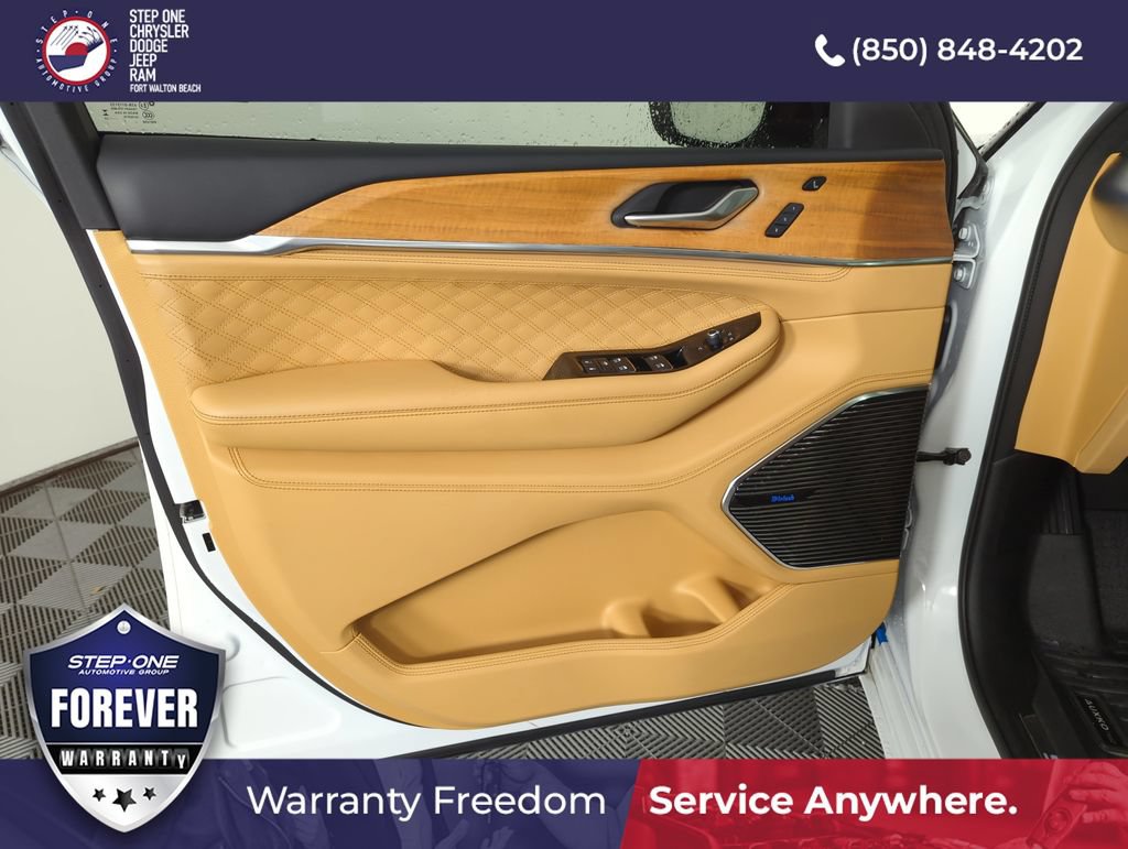 Used 2023 Jeep Grand Cherokee Summit AWD/4WD image 17
