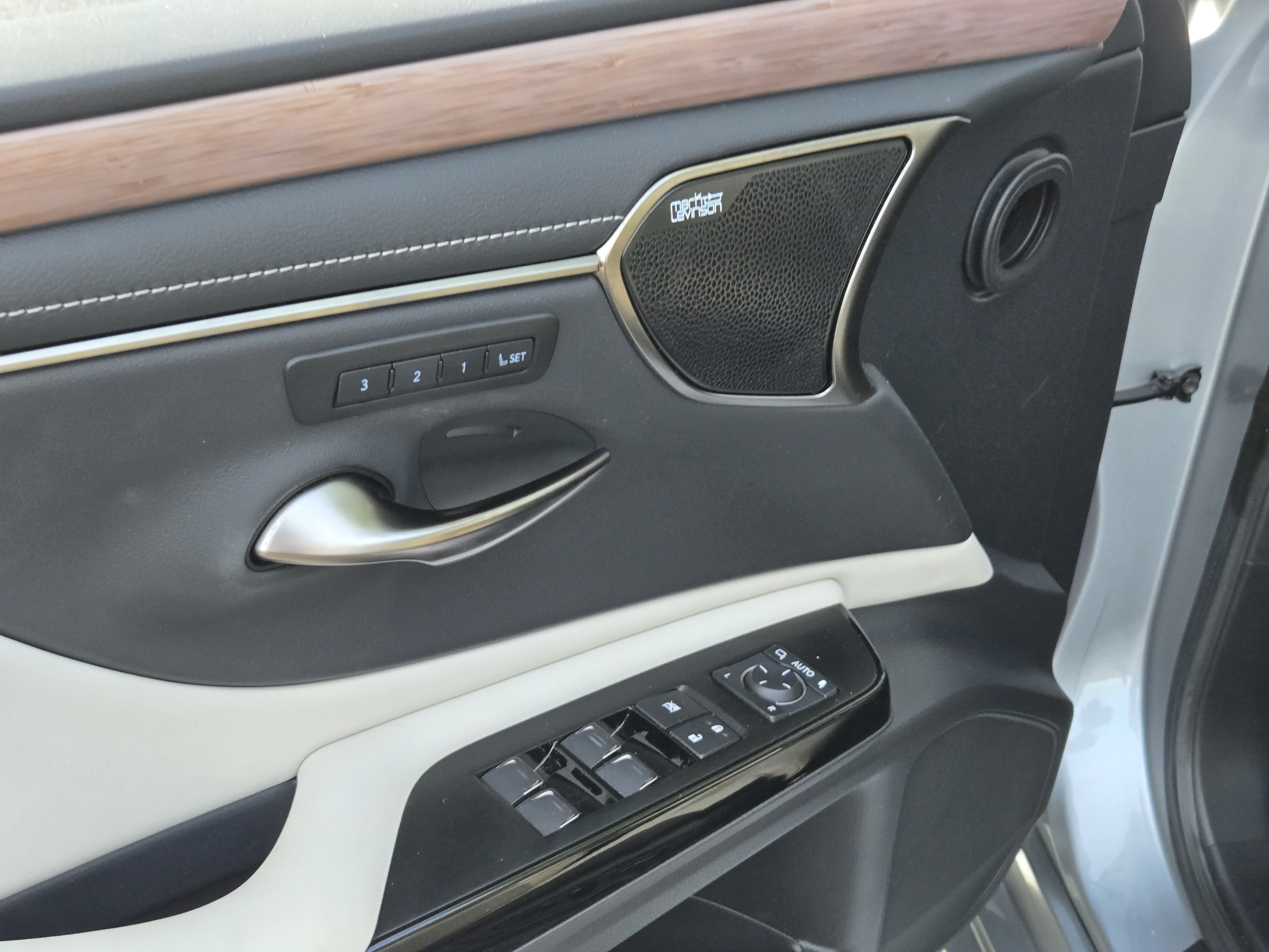 Certified 2025 Lexus ES 300h Ultra Luxury w/ Accessory Package (Z2) FWD image 13