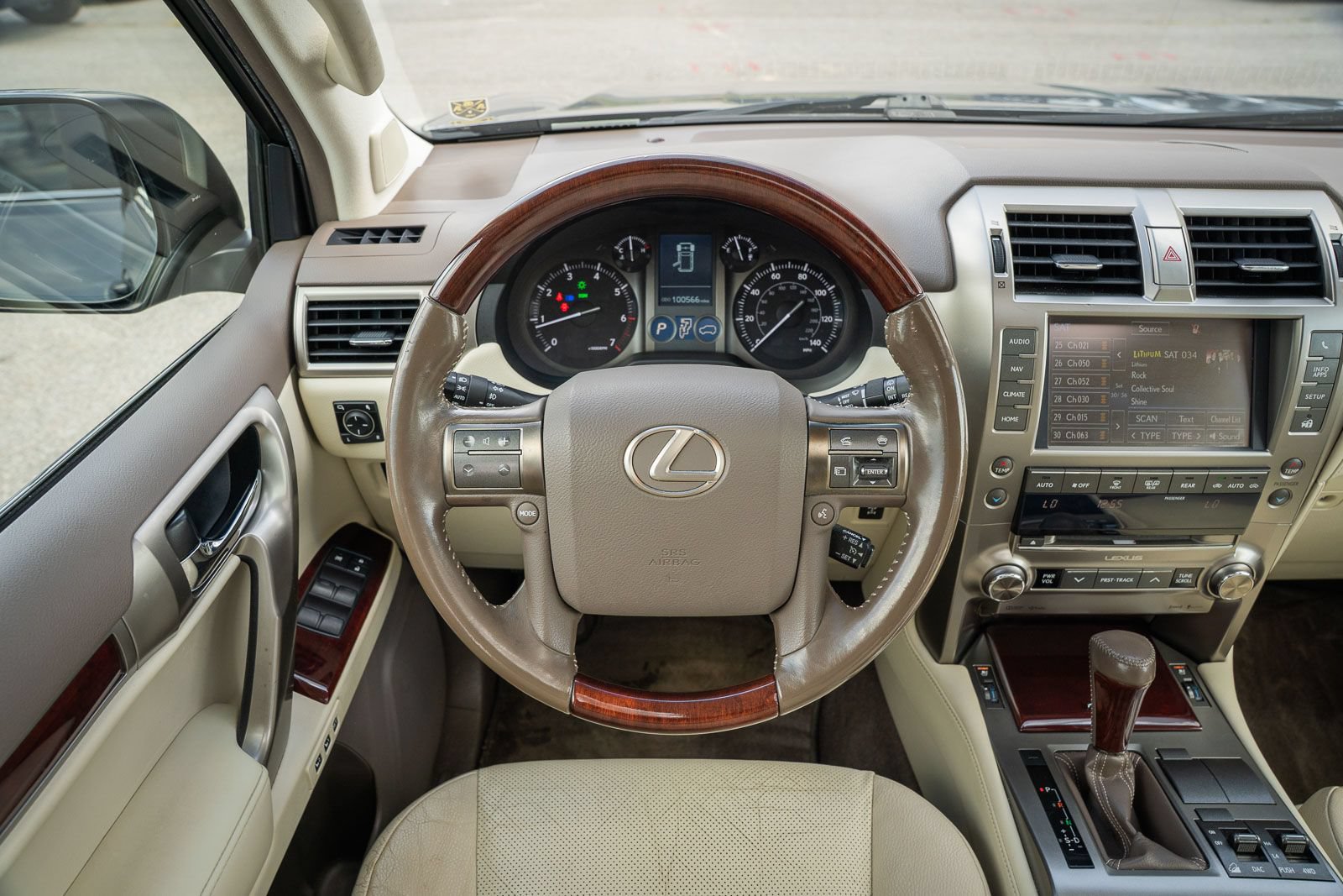 Used 2016 Lexus GX 460 w/ Premium Package AWD/4WD image 28