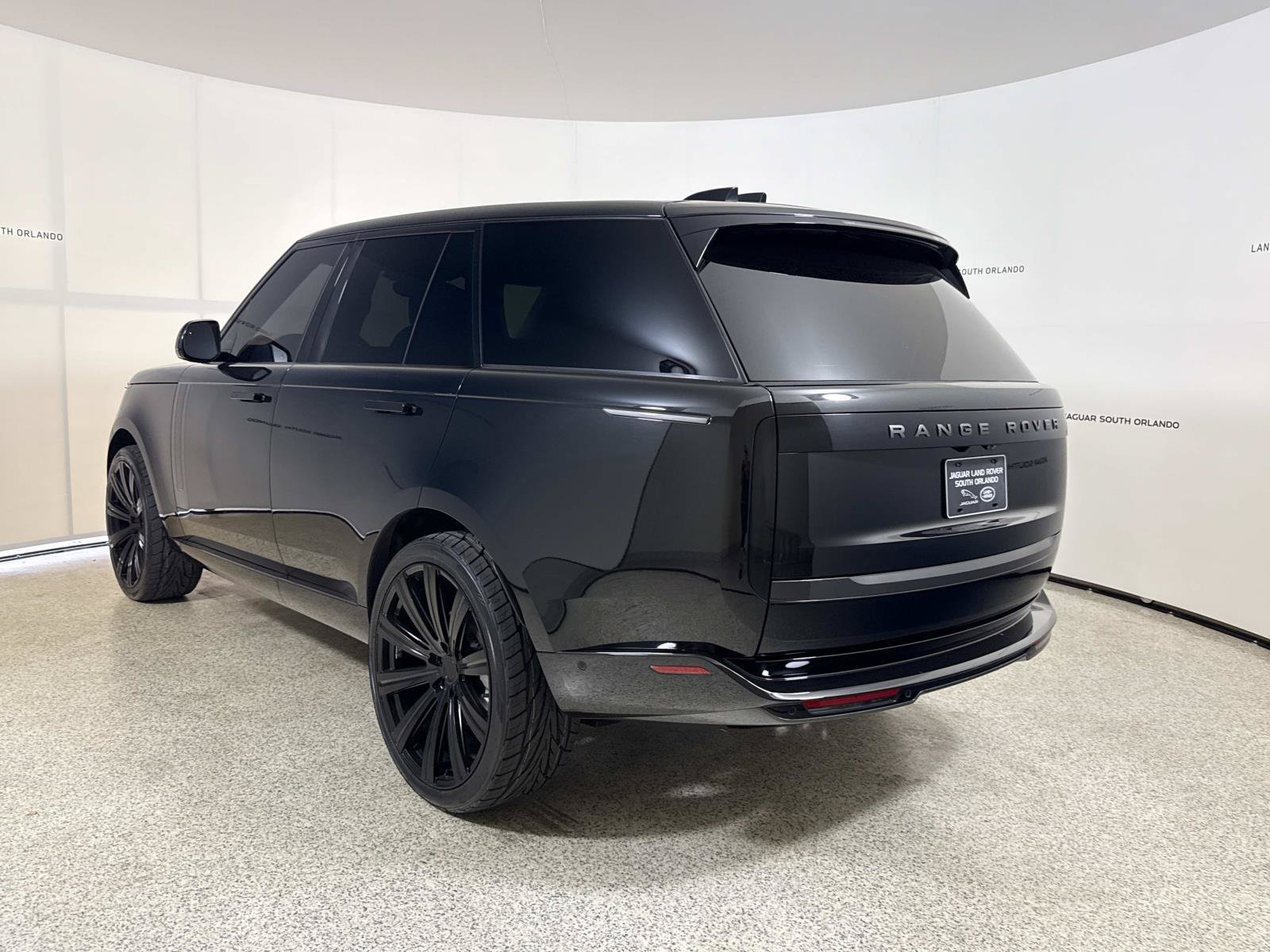 Used 2023 Land Rover Range Rover SE AWD/4WD image 3