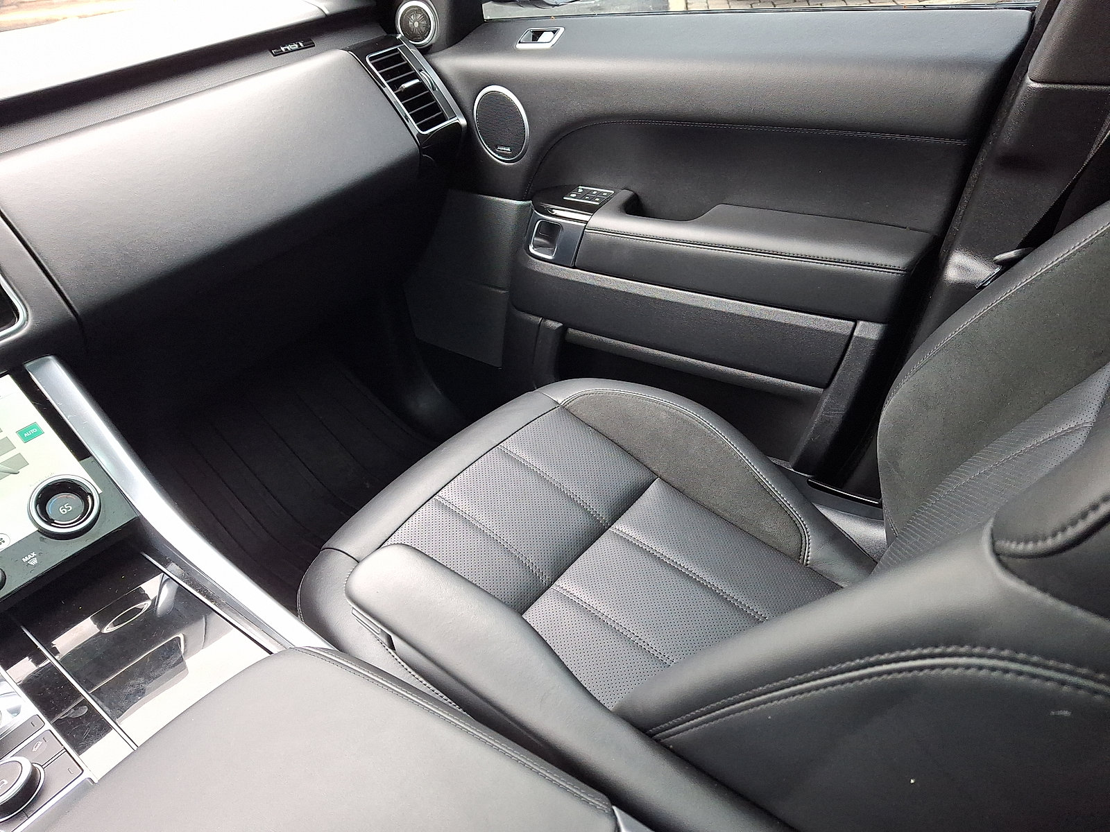 Used 2020 Land Rover Range Rover Sport HST image 19