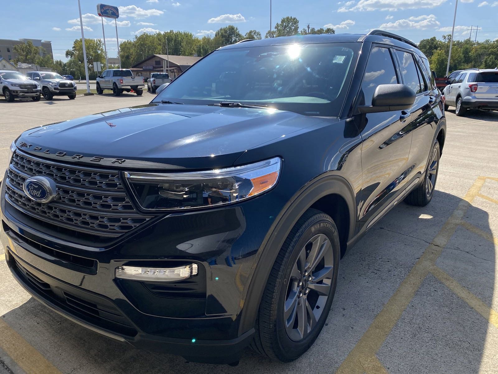 Used 2021 Ford Explorer XLT w/ Equipment Group 202A AWD/4WD image 8