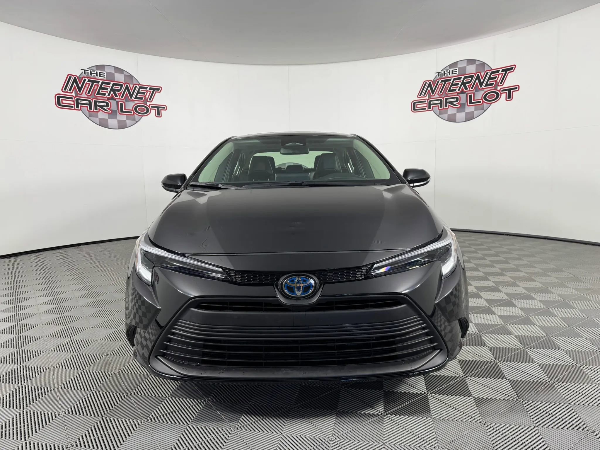 Used 2024 Toyota Corolla XLE FWD image 2