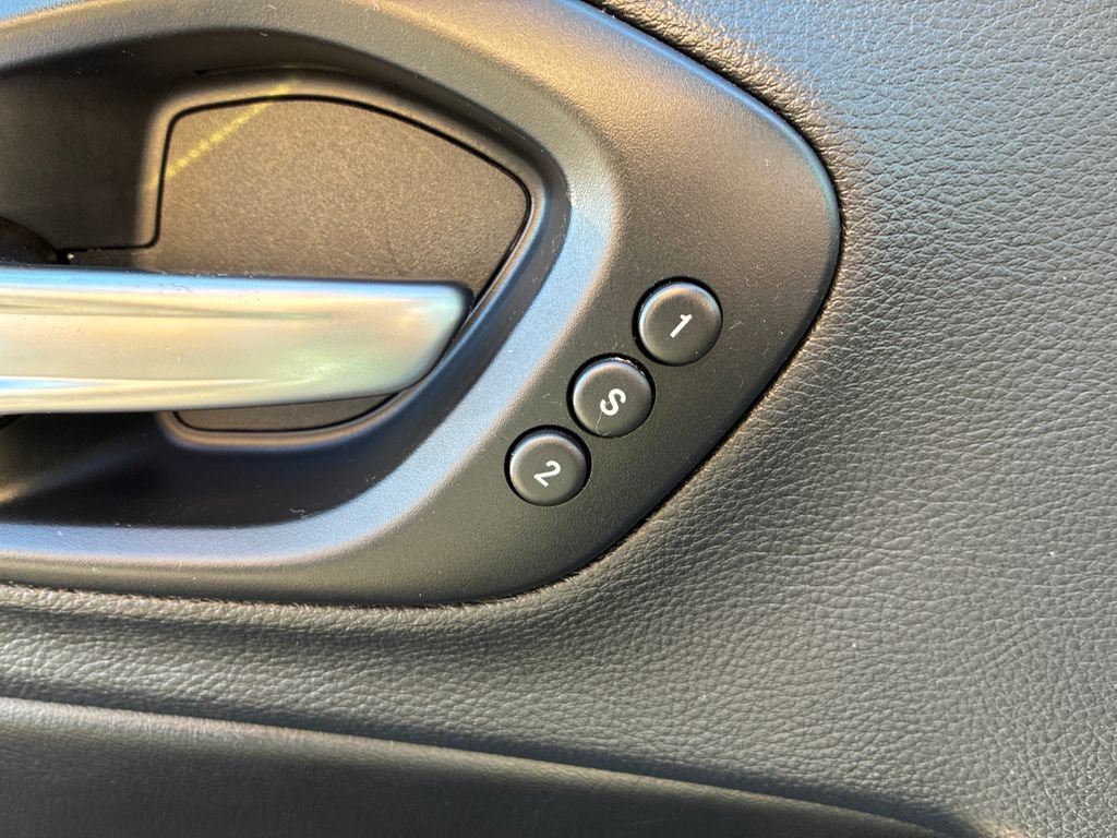 Used 2019 Jeep Cherokee Limited AWD/4WD image 15