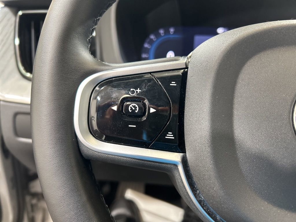 Used 2025 Volvo XC60 B5 Plus image 24