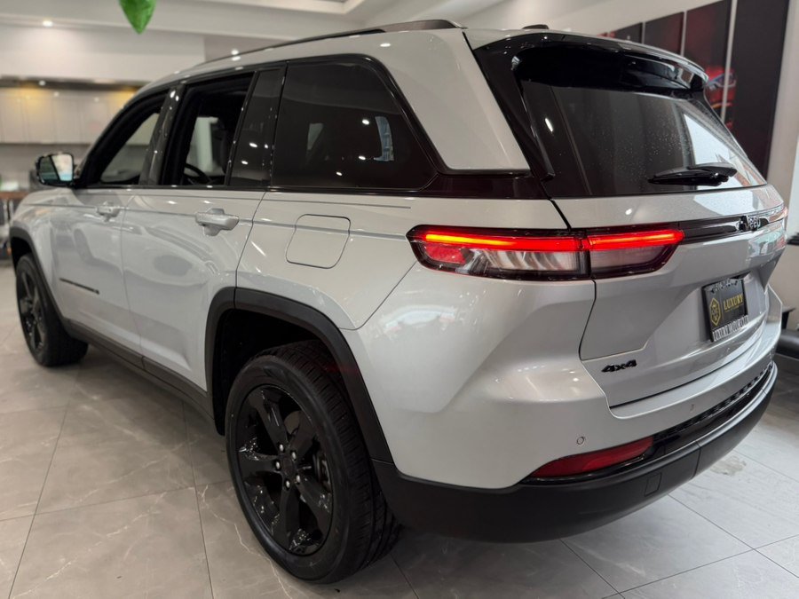 Used 2023 Jeep Grand Cherokee Altitude AWD/4WD image 5