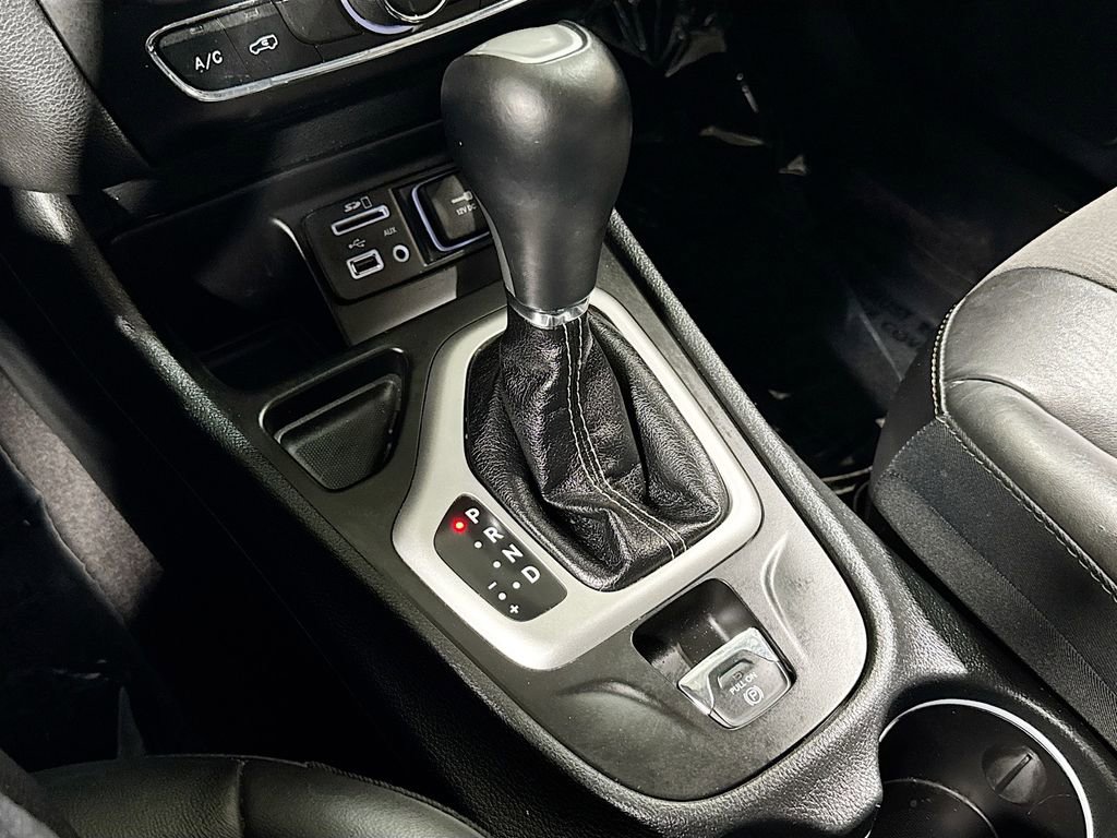 Used 2018 Jeep Cherokee Latitude Plus w/ Cold Weather Group FWD image 24