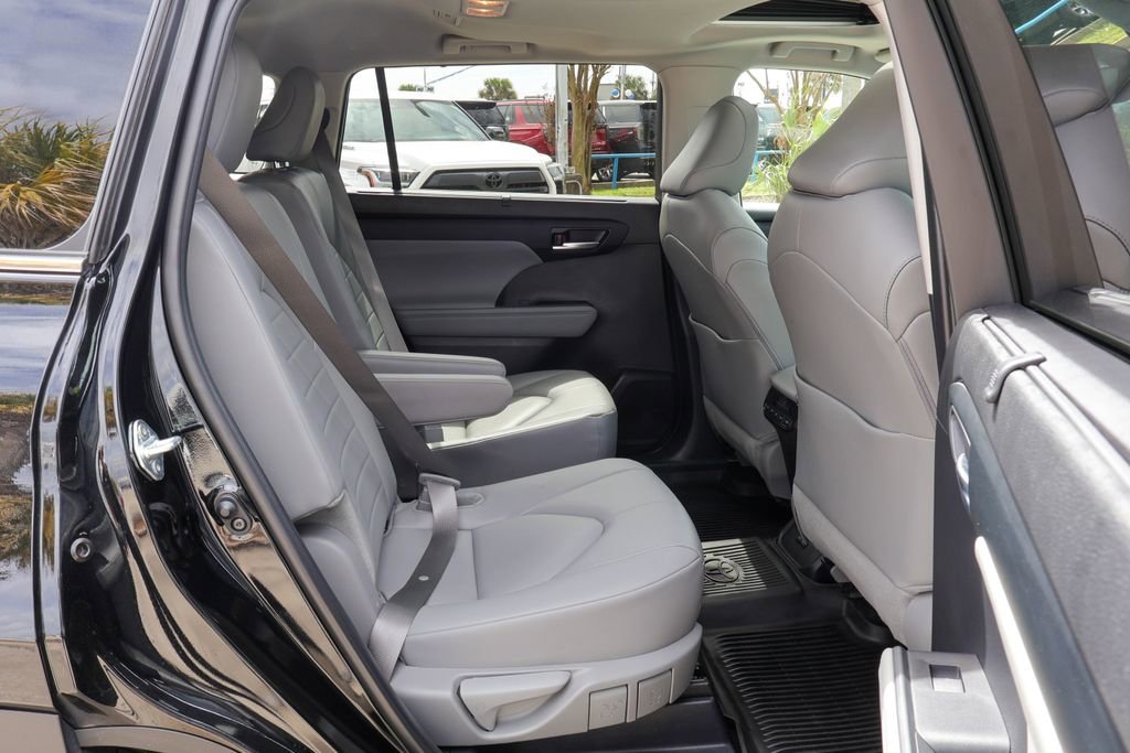 Used 2024 Toyota Highlander XLE image 11