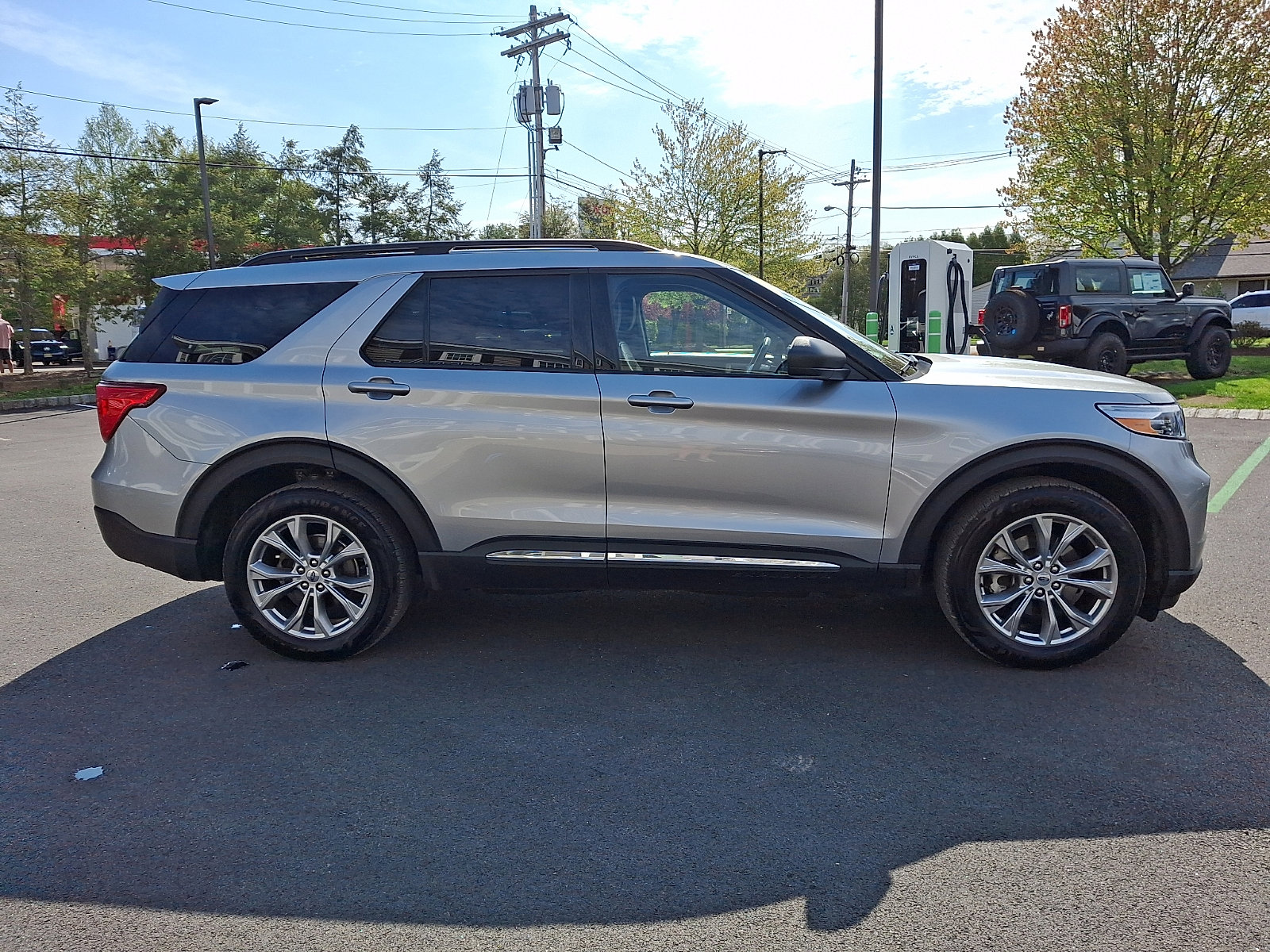 Used 2023 Ford Explorer XLT w/ Equipment Group 202A AWD/4WD image 4