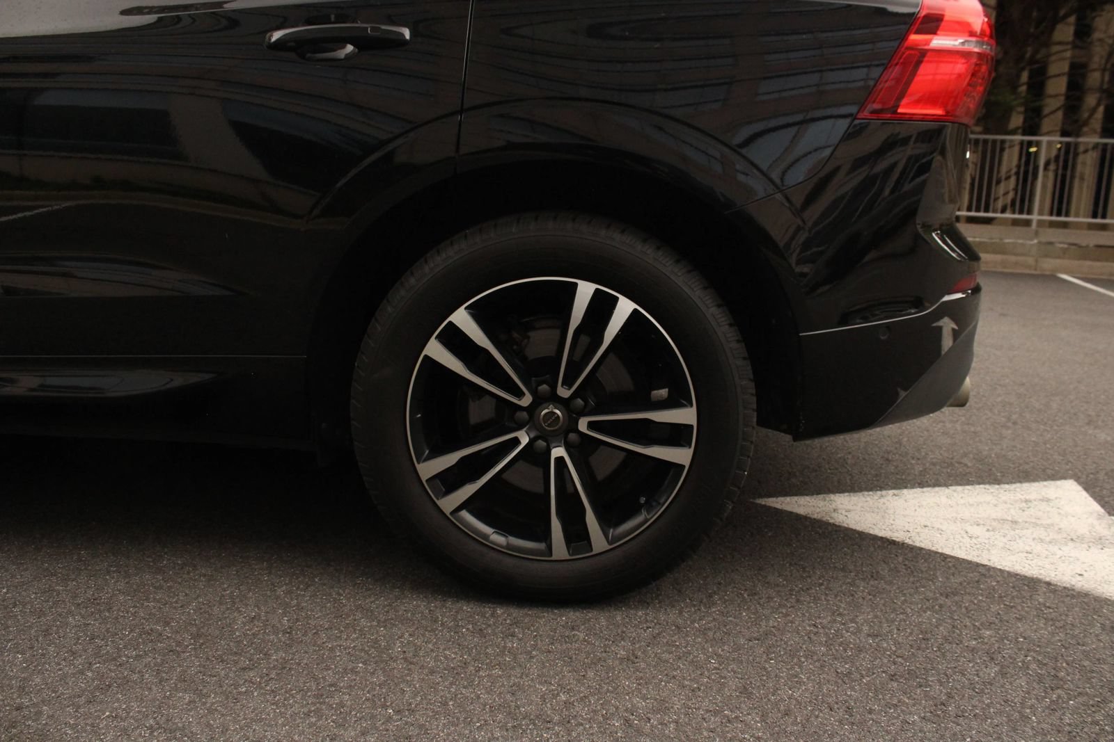 Used 2018 Volvo XC60 T6 Momentum w/ Convenience Package AWD/4WD image 10