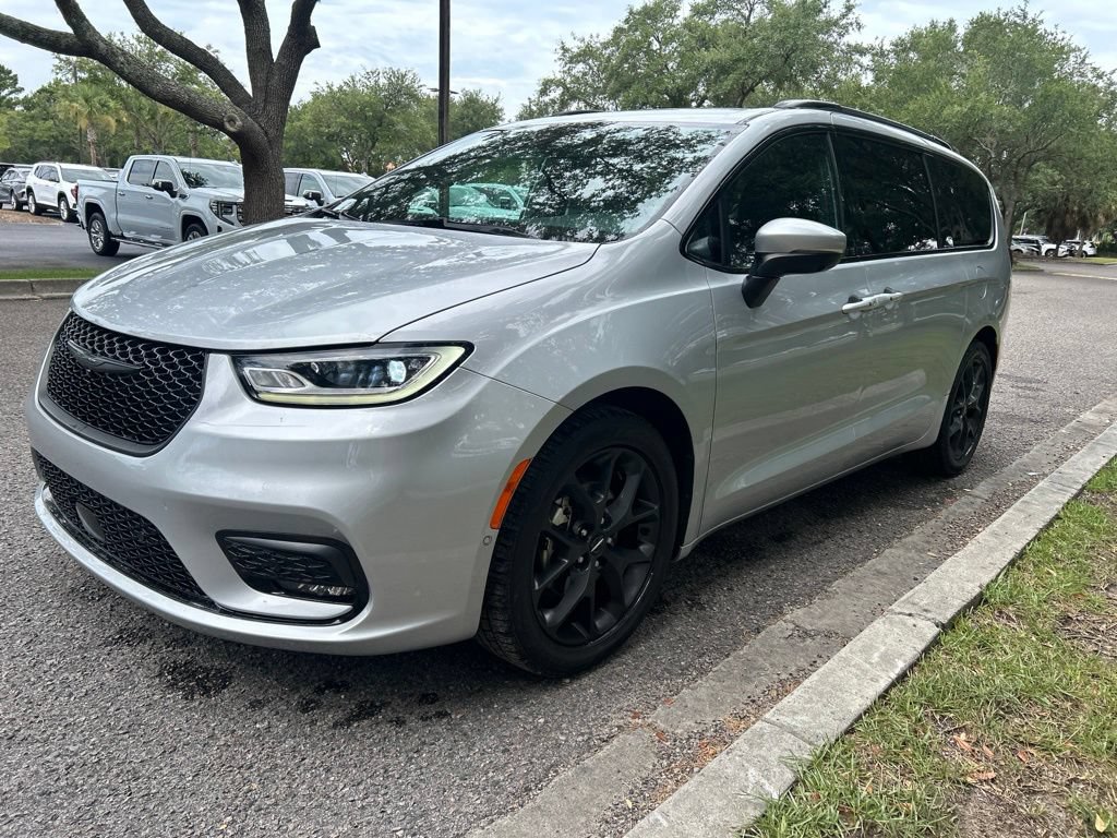 Used 2023 Chrysler Pacifica Touring-L w/ Uconnect Theater Family Group FWD image 2