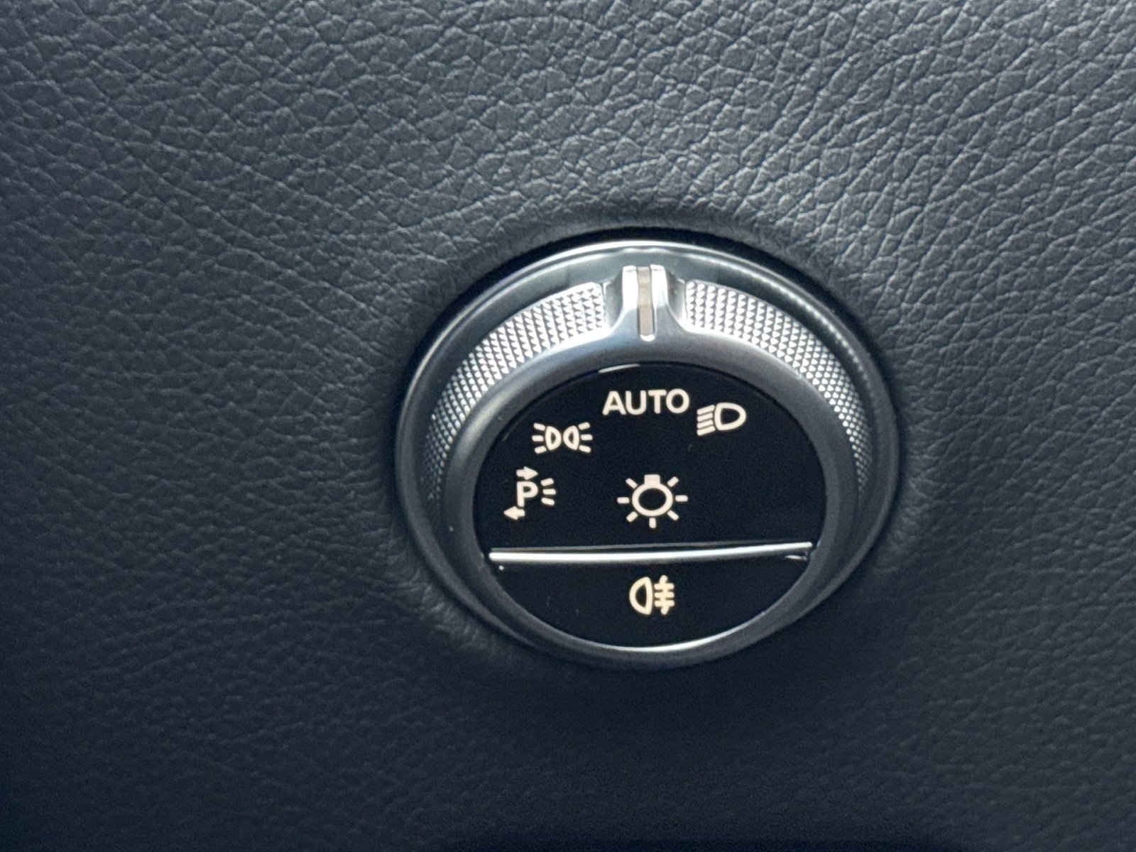 Used 2024 Mercedes-Benz GLC 300 4MATIC image 21