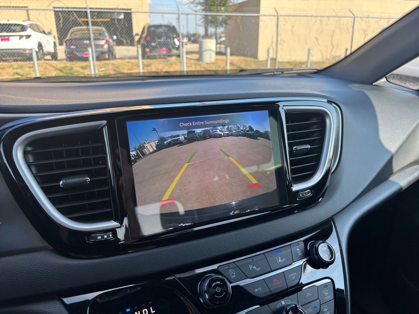 Used 2025 Chrysler Pacifica Select image 25