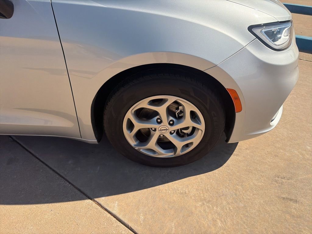 Used 2024 Chrysler Pacifica Limited image 31