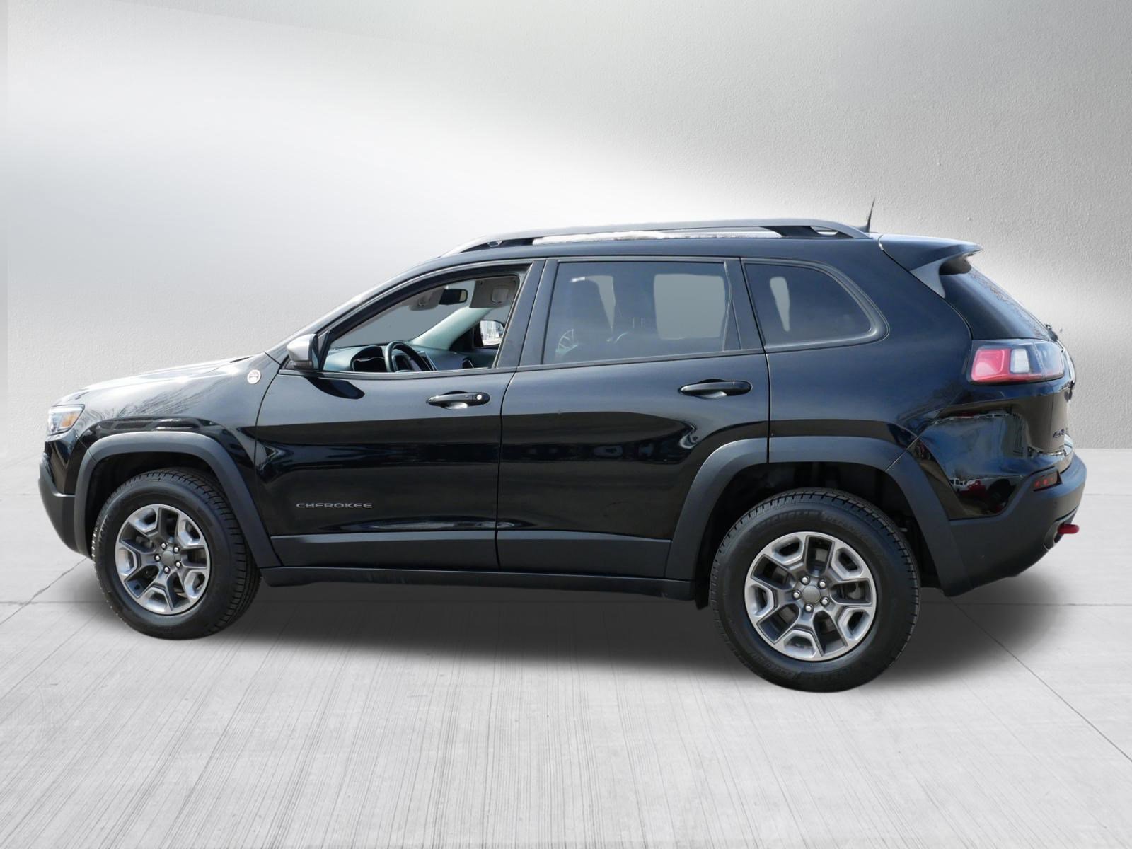 Used 2019 Jeep Cherokee Trailhawk w/ Cold Weather Group image 10