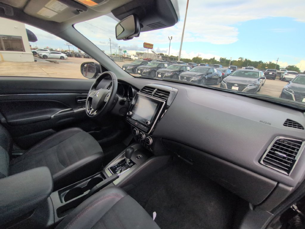 Used 2025 Mitsubishi Outlander Sport SE AWD/4WD image 31