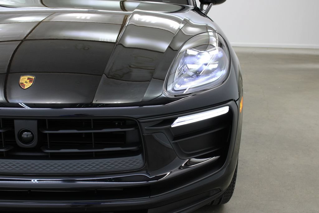 Certified 2025 Porsche Macan AWD/4WD image 10
