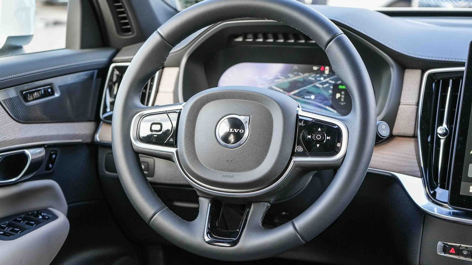 New 2026 Volvo XC90 T8 Plus w/ Protection Package Premier AWD/4WD image 18