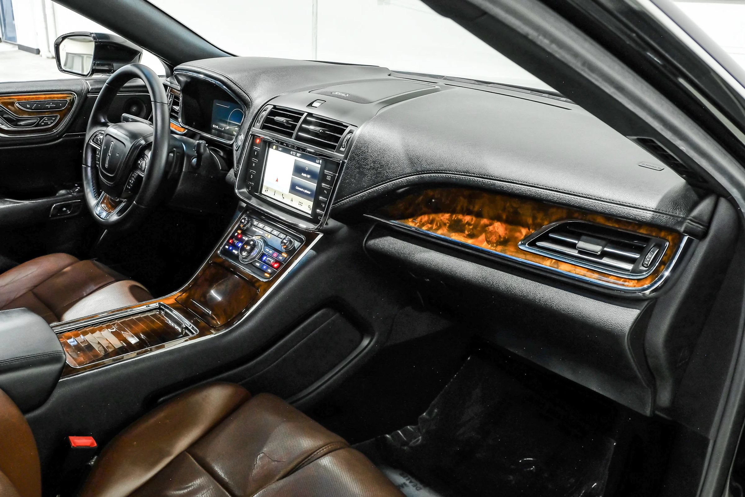 Used 2018 Lincoln Continental Reserve FWD image 17