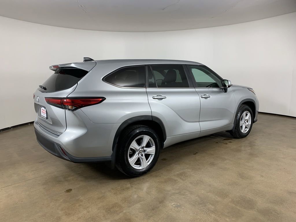 Used 2023 Toyota Highlander LE image 8