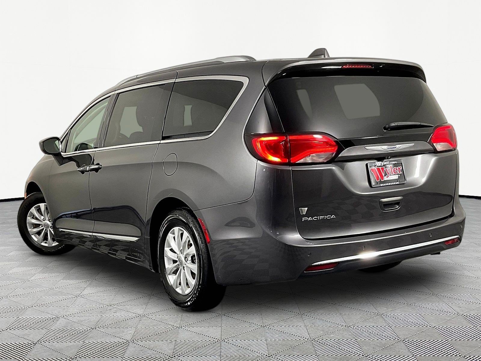 Used 2018 Chrysler Pacifica Touring-L Plus FWD image 4