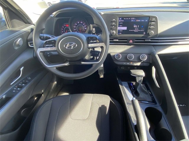 Used 2023 Hyundai Elantra SE image 9