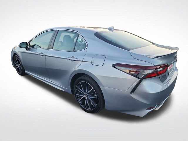 Used 2024 Toyota Camry SE image 3
