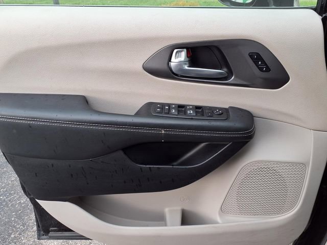 Used 2024 Chrysler Pacifica Touring-L FWD image 12