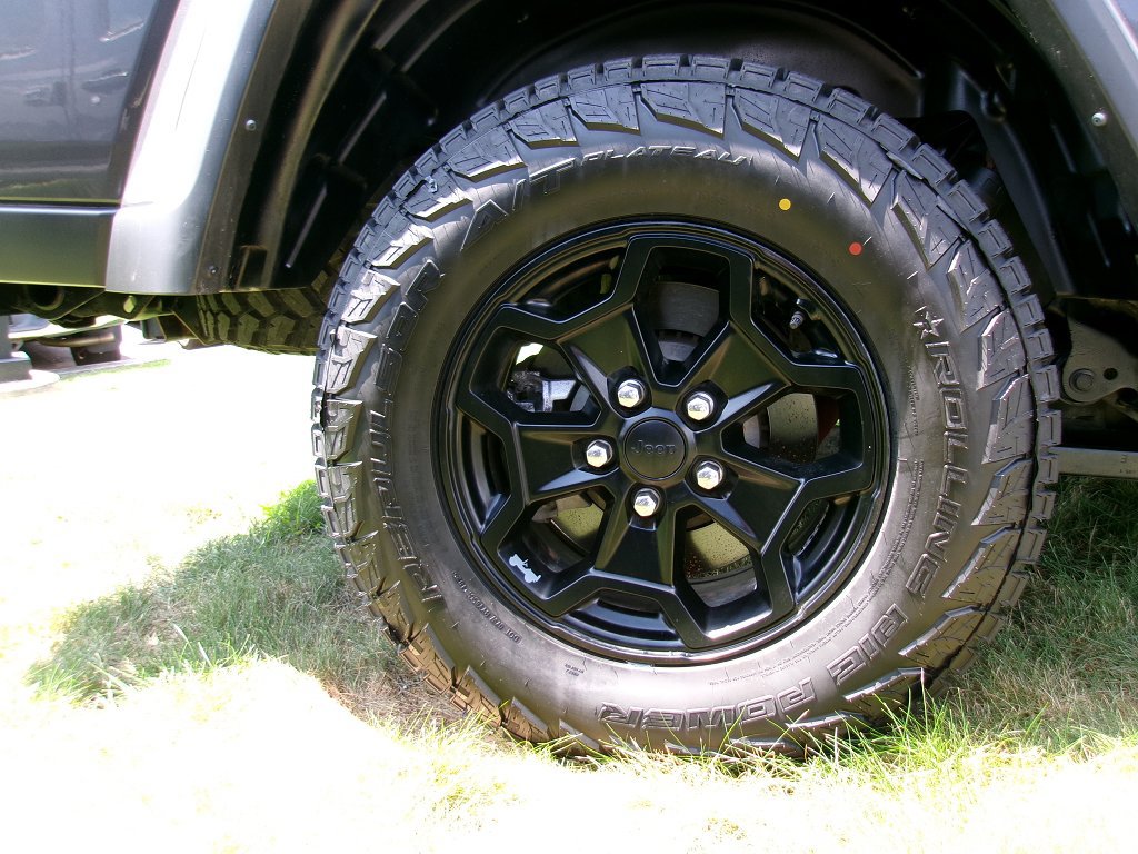 Certified 2021 Jeep Gladiator Sport AWD/4WD image 17