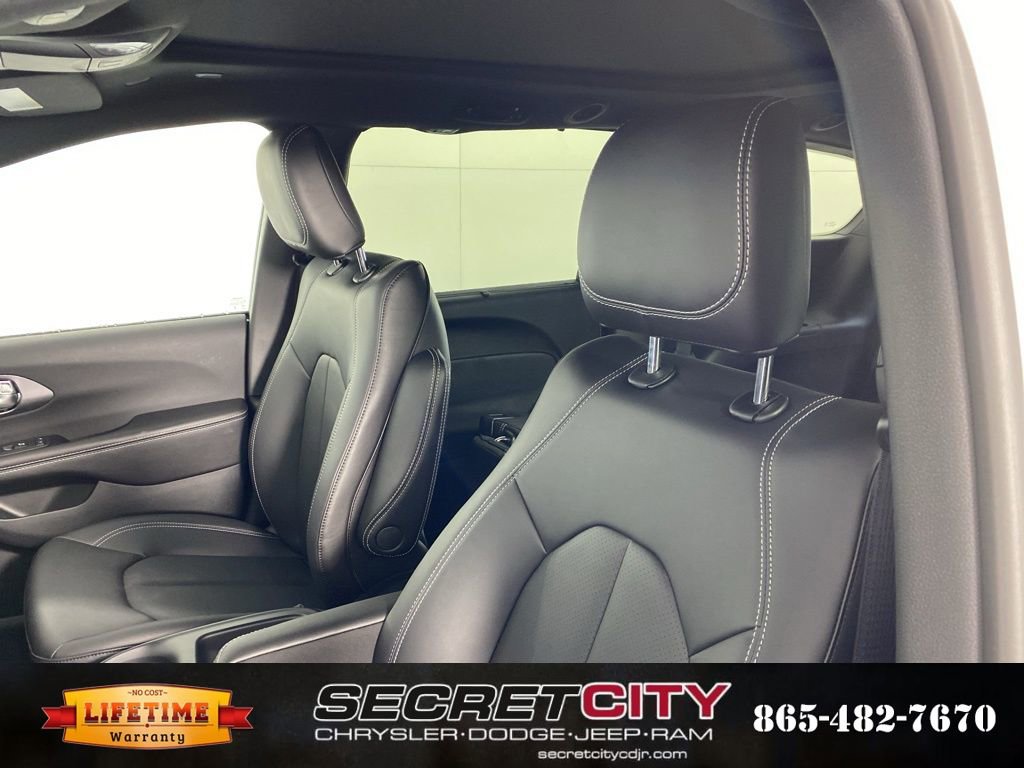 New 2026 Chrysler Pacifica Select image 10