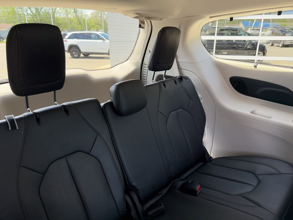 Used 2017 Chrysler Pacifica Touring-L Plus w/ Tire & Wheel Group image 40