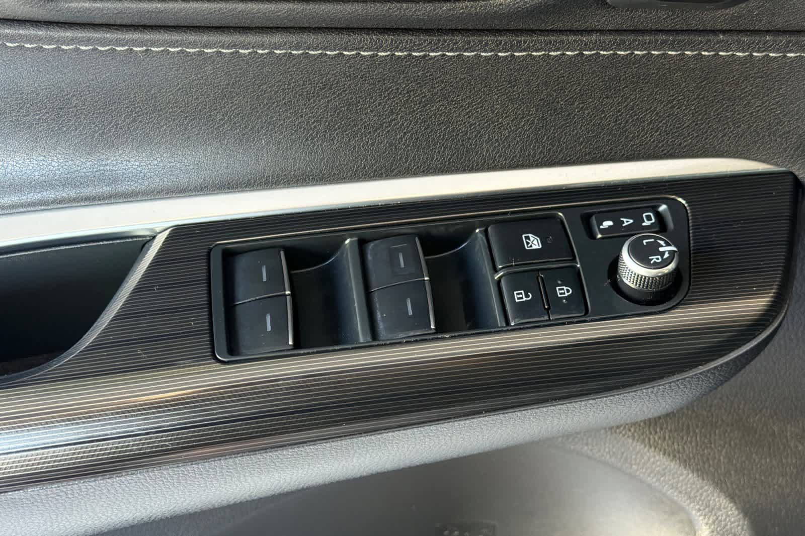 Used 2022 Toyota Venza XLE AWD/4WD image 13