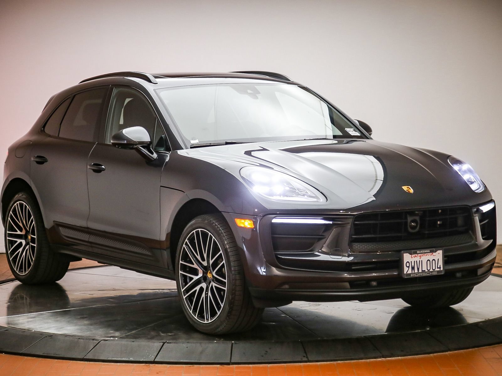 Certified 2026 Porsche Macan AWD/4WD image 9