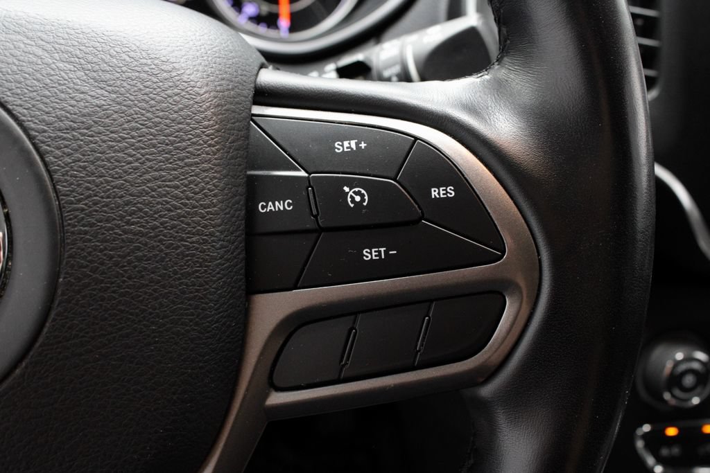 Used 2020 Jeep Cherokee Latitude Plus w/ Comfort/Convenience Group AWD/4WD image 29
