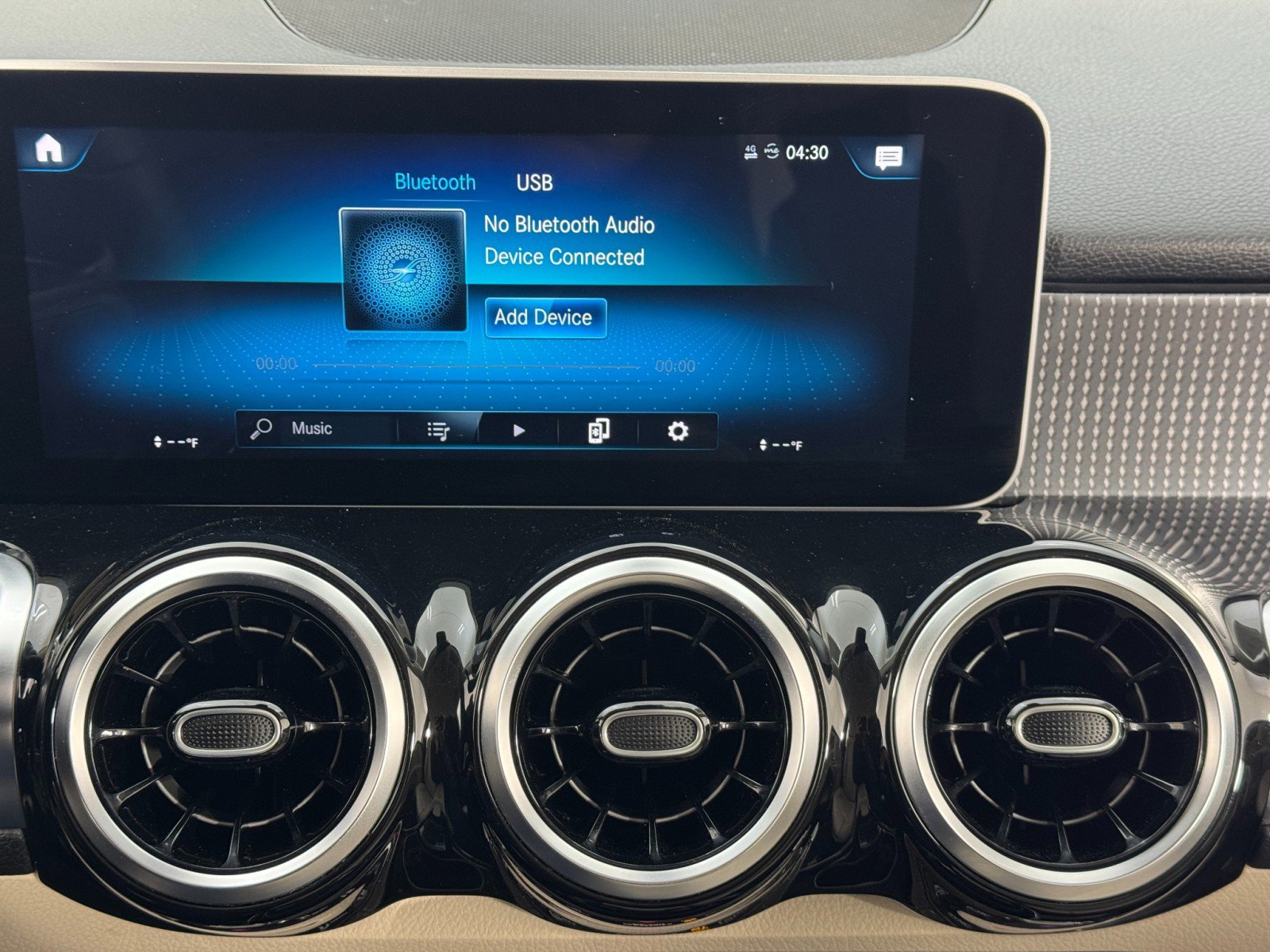 Used 2020 Mercedes-Benz GLB 250 4MATIC w/ Premium Package image 25