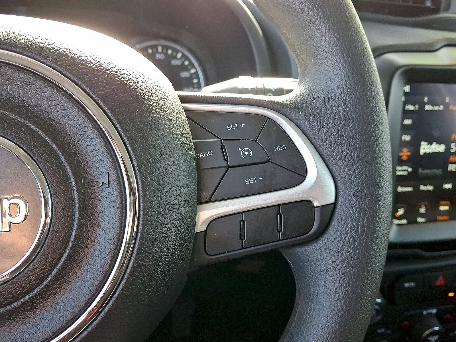 Used 2023 Jeep Renegade Latitude AWD/4WD image 18