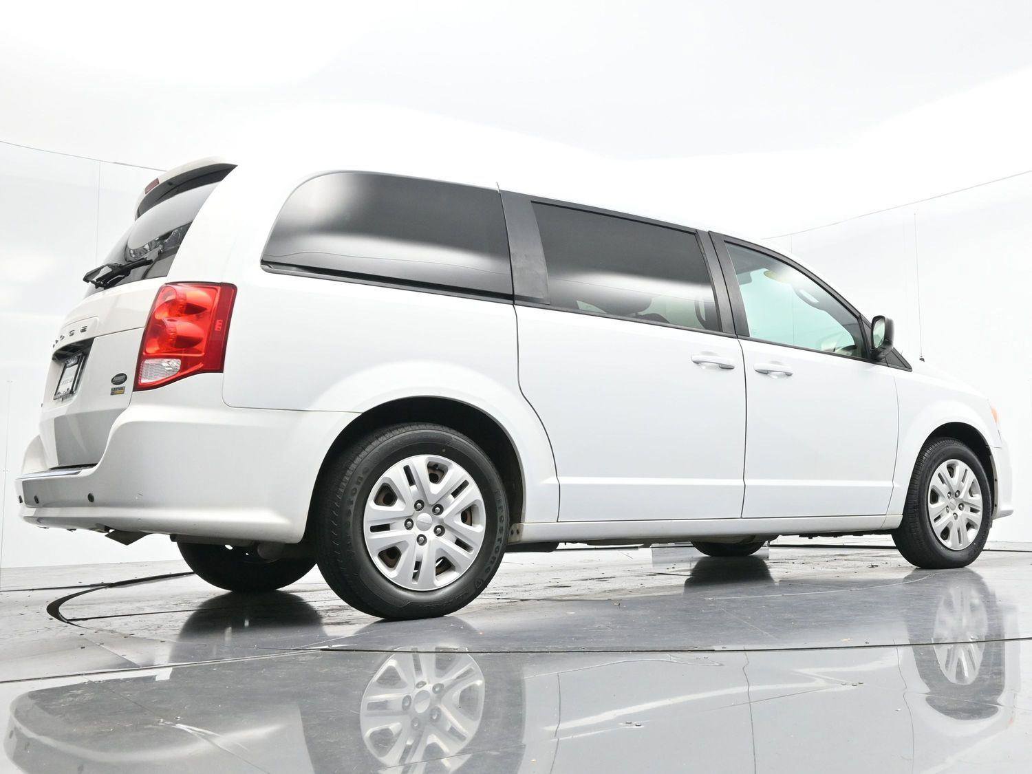 Used 2018 Dodge Grand Caravan SE w/ UConnect Hands-Free Group image 48