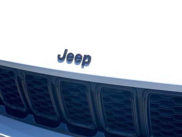 Used 2023 Jeep Grand Cherokee Altitude AWD/4WD image 26