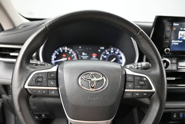 Used 2022 Toyota Highlander XLE AWD/4WD image 22