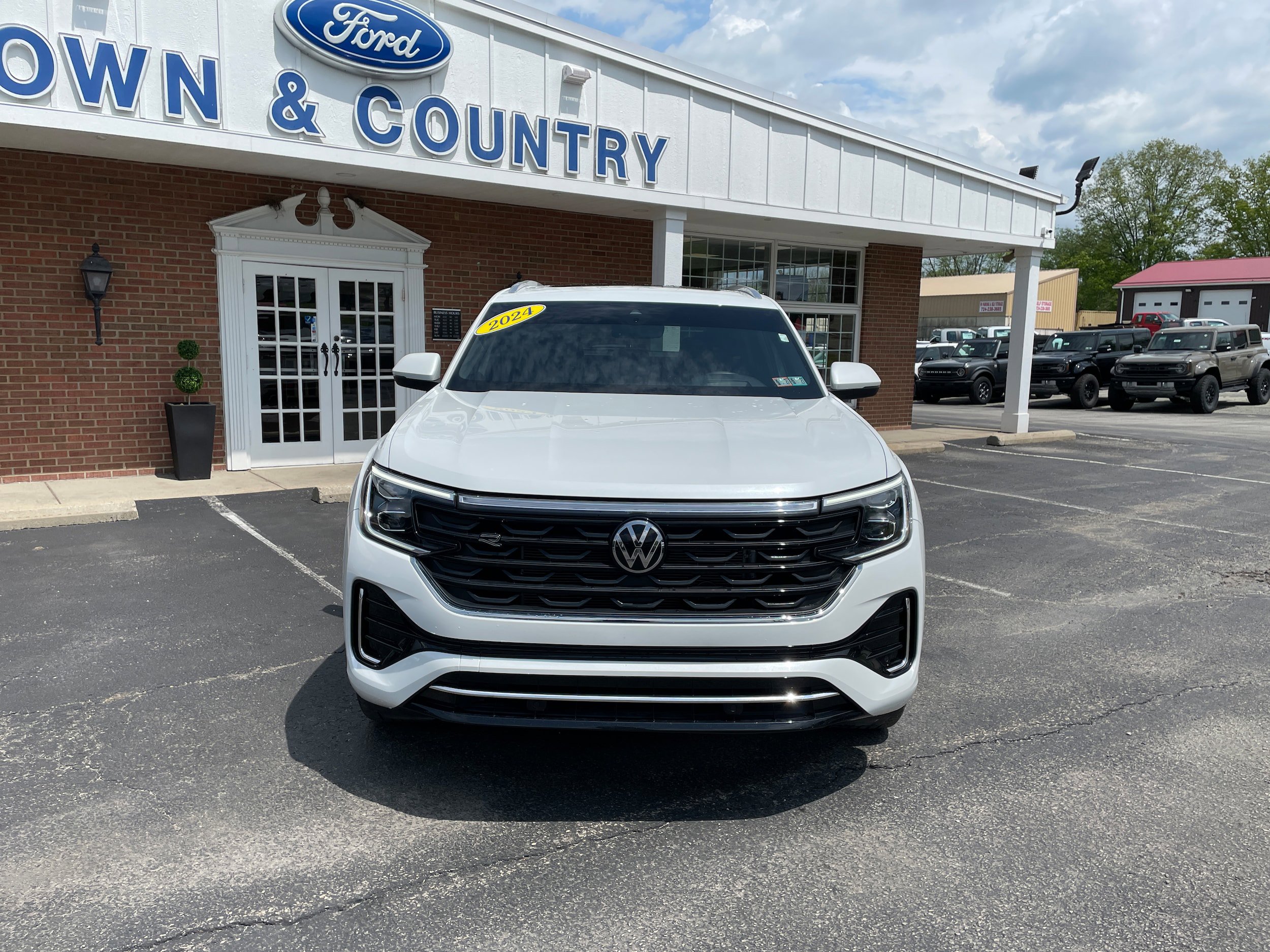 Used 2024 Volkswagen Atlas Cross Sport SEL R-Line AWD/4WD image 2